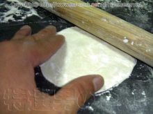 餃子の皮を伸ばす