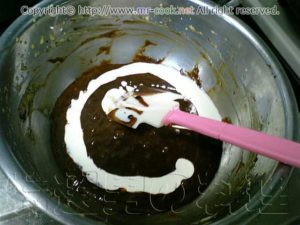 溶かしチョコレートに生クリームを入れる