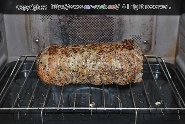 ローストビーフの下処理を終えた肉をオーブンに入れて焼きあげる