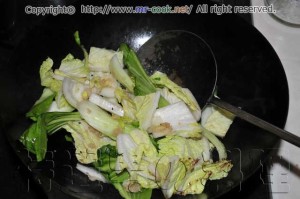 チンゲンサイと白菜を炒める