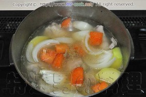 野菜を炒めて鍋に入れる