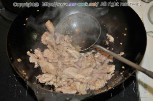 細切り豚肉を炒める