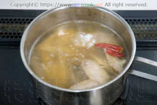 鶏肉をブイヨンで煮る