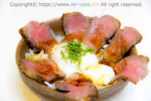 牛コンフィ丼の温泉卵乗せ