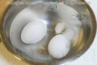 30分茹でた卵を氷水に漬ける