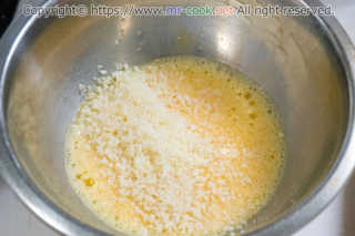 溶いた卵にペコリーノ・ロマーノを削り入れる
