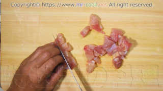 皮と脂身を取った鶏肉を2cm角程度に切り分ける
