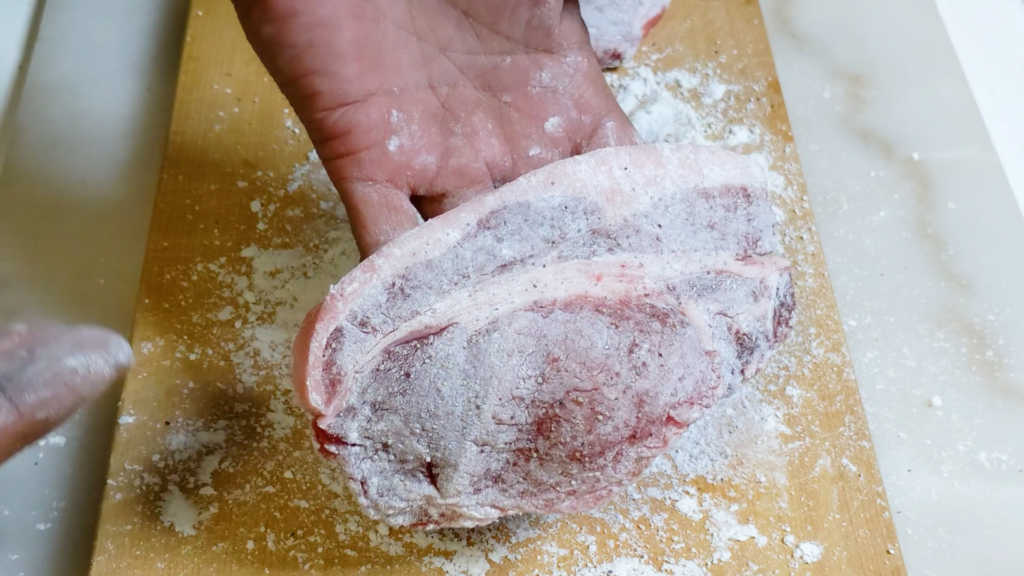 豚肉に塩コショウと薄力粉を塗す